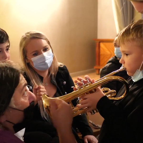 Valognes, l'orchestre Ã  l'école : distribution des instruments
